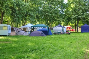 Le paddock, ce coup-ci est au camping municipal. Excellent !!! Un abri jardin, deux tentes, ça fait la maille !