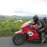 Prenez juste le temps d'analyser la roue AR... On sort d'un demi-tour sur une épingle à 180° et la puissance peine à passer. Faut vraiment que j'arrête d'accélérer comme un bourrin. C'est du rallye, pas du circuit...