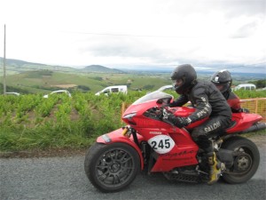 Prenez juste le temps d'analyser la roue AR... On sort d'un demi-tour sur une épingle à 180° et la puissance peine à passer. Faut vraiment que j'arrête d'accélérer comme un bourrin. C'est du rallye, pas du circuit...