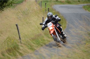 Kevin... ou comment s'éclater avec une bécane à 1600 €. Avec une MZ 125 SM, c'est on ou off, là, c'est on en grand ! (Photo Sandra Kienz)