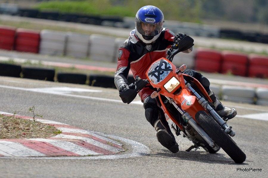 Kevin travaille les réglages pour le circuit… Session à Eyguières 29 mars