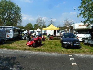 Spacieux et très bien équipé le camping de la Suze... et l'Alfa à Didier !