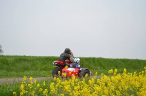 Une spéciale entre les champs de colza. Cool le jaune :)