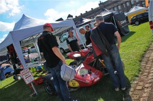 Quelle surprise sur le paddock de voir débarquer Gégé et Mimi (elefantriders passionnés et oncle et tante d'Angie qui nous avait reçu au Brésil lors de notre balade au tour du monde